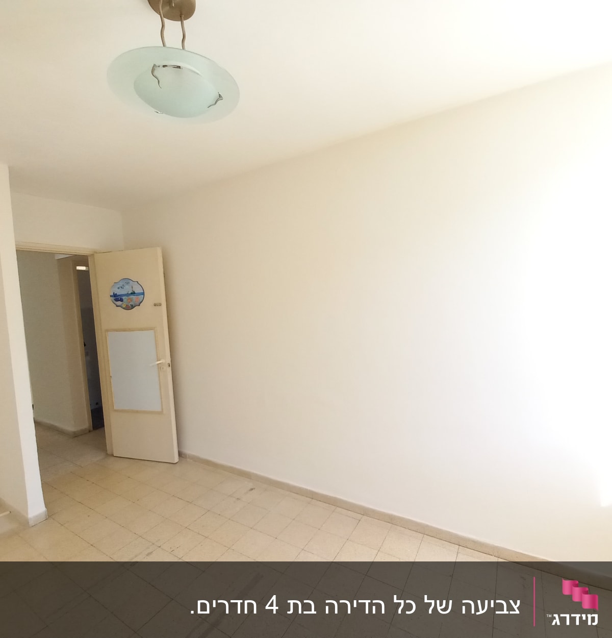 קיר צבוע בלבן בחדר ריק עם דלת פתוחה